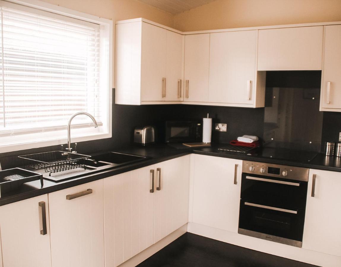 Keer Side Lodge, Luxury With Private Hot Tub At Pine Carnforth